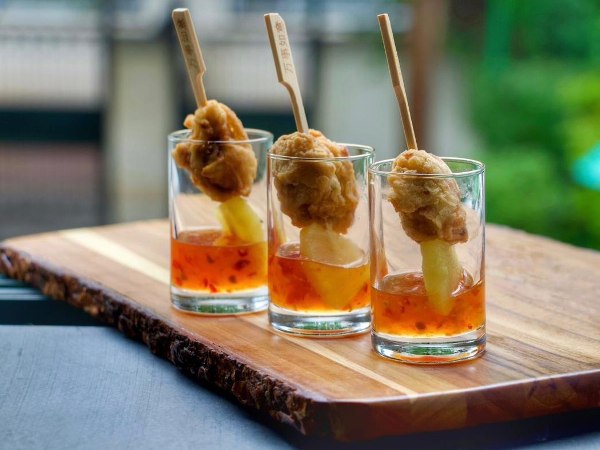 Pineapple Chicken, Pineapple, Chicken, Panko, Sweet<br />
Chilli Sauce, 30 pcs, $110